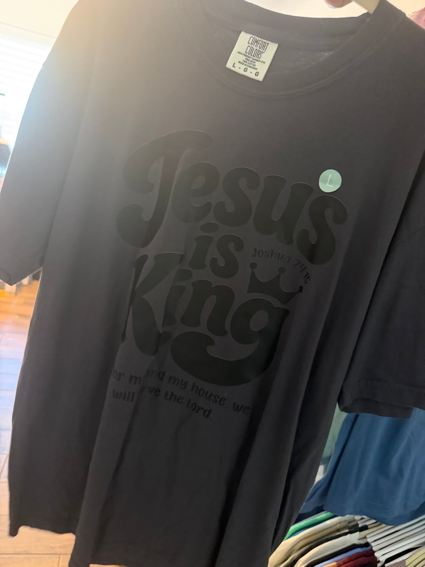 Jesús is king (large)